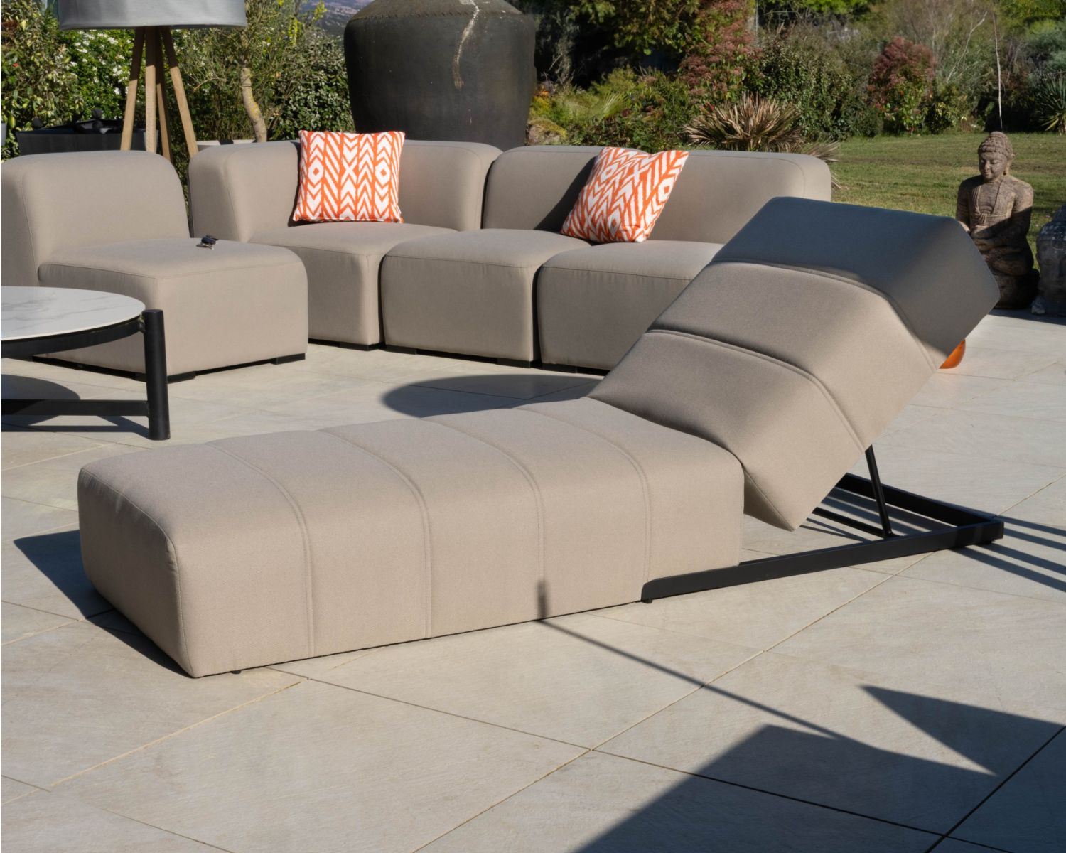 Lettino prendisole dal design elegante in tessuto speciale per esterni "Sunset Bay" color tortora con impunture