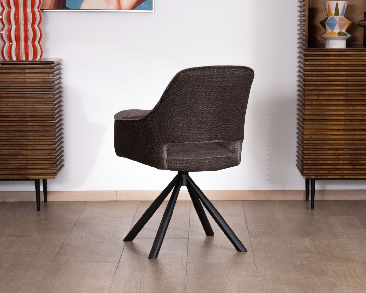 Set di 2 sedie da pranzo avvolgenti in tessuto bi-tessuto color cioccolato e base girevole in metallo "Chilko"