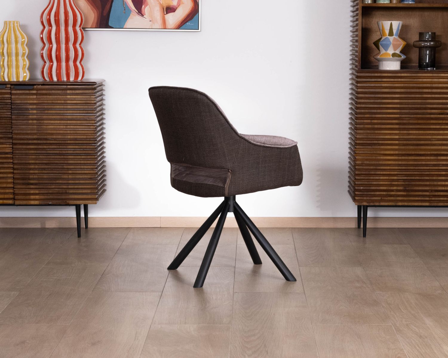 Set di 2 sedie da pranzo avvolgenti in tessuto bi-tessuto color cioccolato e base girevole in metallo "Chilko"
