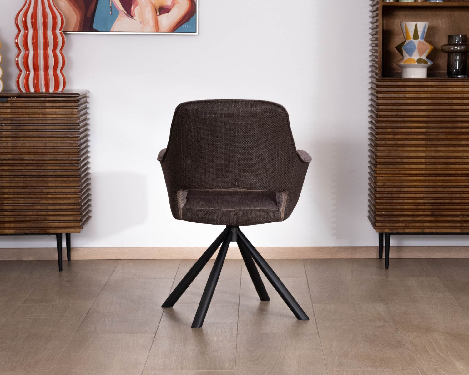 Set di 2 sedie da pranzo avvolgenti in tessuto bi-tessuto color cioccolato e base girevole in metallo "Chilko"