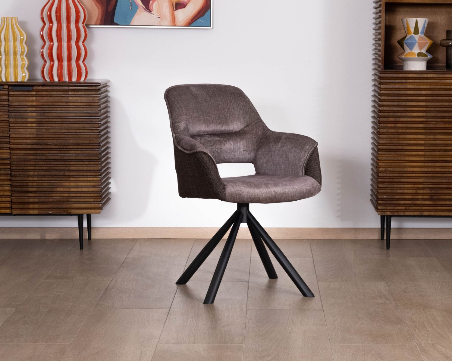 Set di 2 sedie da pranzo avvolgenti in tessuto bi-tessuto color cioccolato e base girevole in metallo "Chilko"