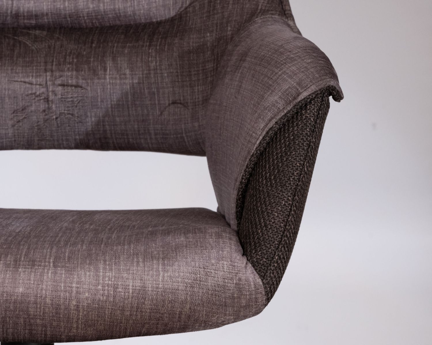 Set di 2 sedie da pranzo avvolgenti in tessuto bi-tessuto color cioccolato e base girevole in metallo "Chilko"