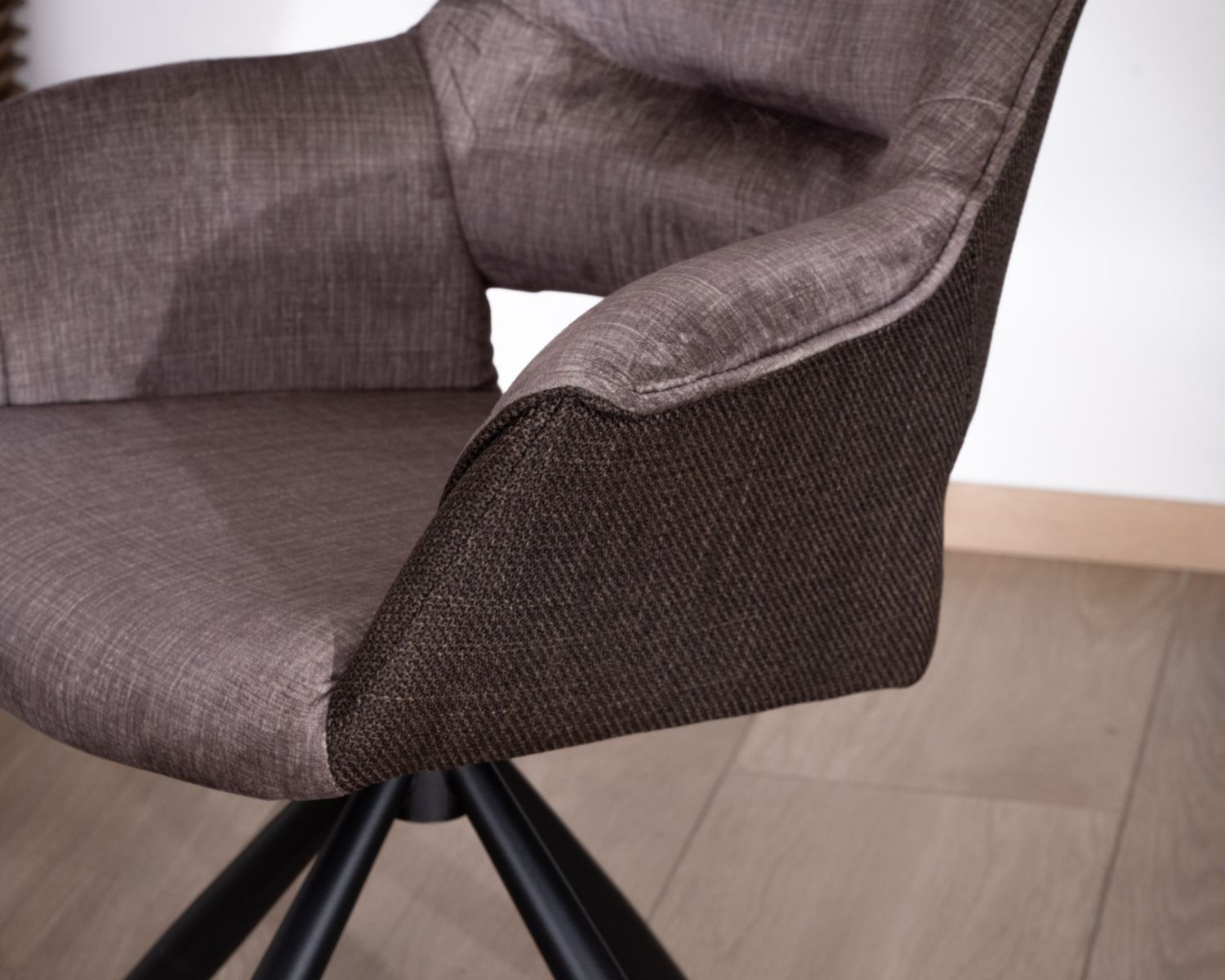 Set di 2 sedie da pranzo avvolgenti in tessuto bi-tessuto color cioccolato e base girevole in metallo "Chilko"