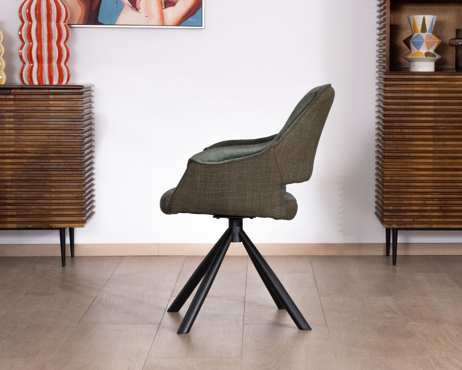 Set di 2 sedie da pranzo avvolgenti "Chilko" in tessuto bi-tessuto verde con base girevole in metallo nero 