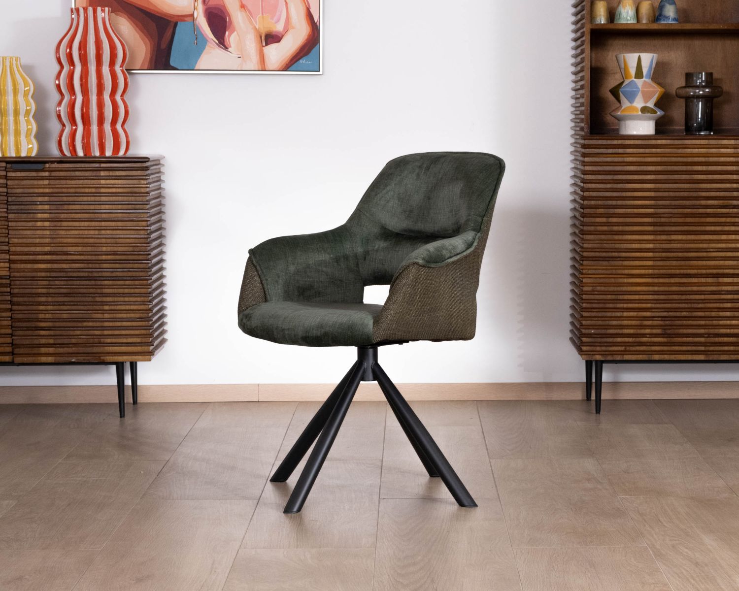 Set di 2 sedie da pranzo avvolgenti "Chilko" in tessuto bi-tessuto verde con base girevole in metallo nero 