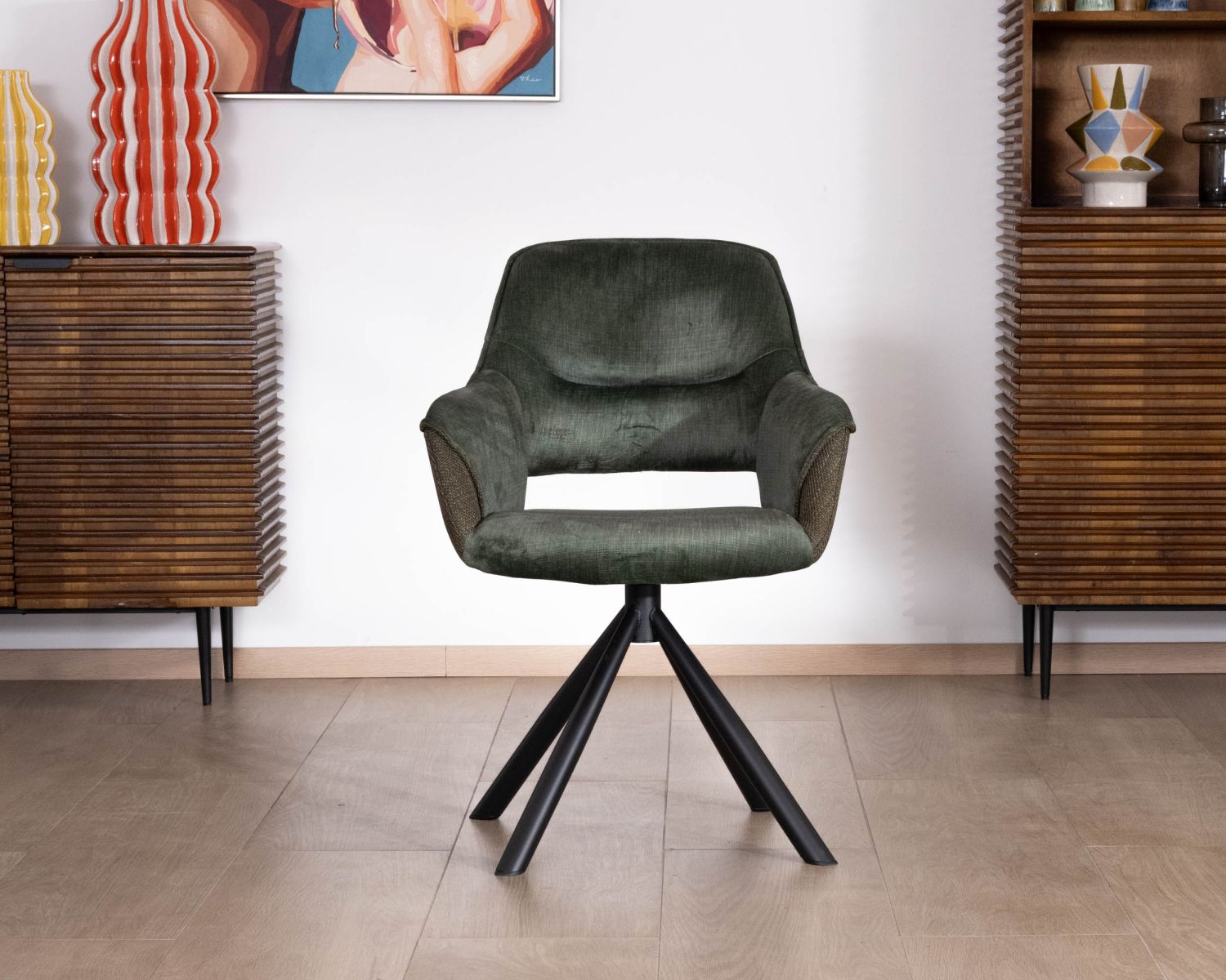 Set di 2 sedie da pranzo avvolgenti "Chilko" in tessuto bi-tessuto verde con base girevole in metallo nero 