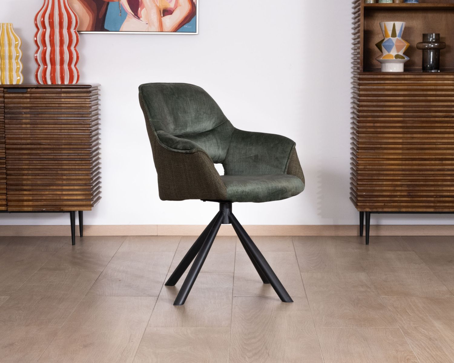 Set di 2 sedie da pranzo avvolgenti "Chilko" in tessuto bi-tessuto verde con base girevole in metallo nero 