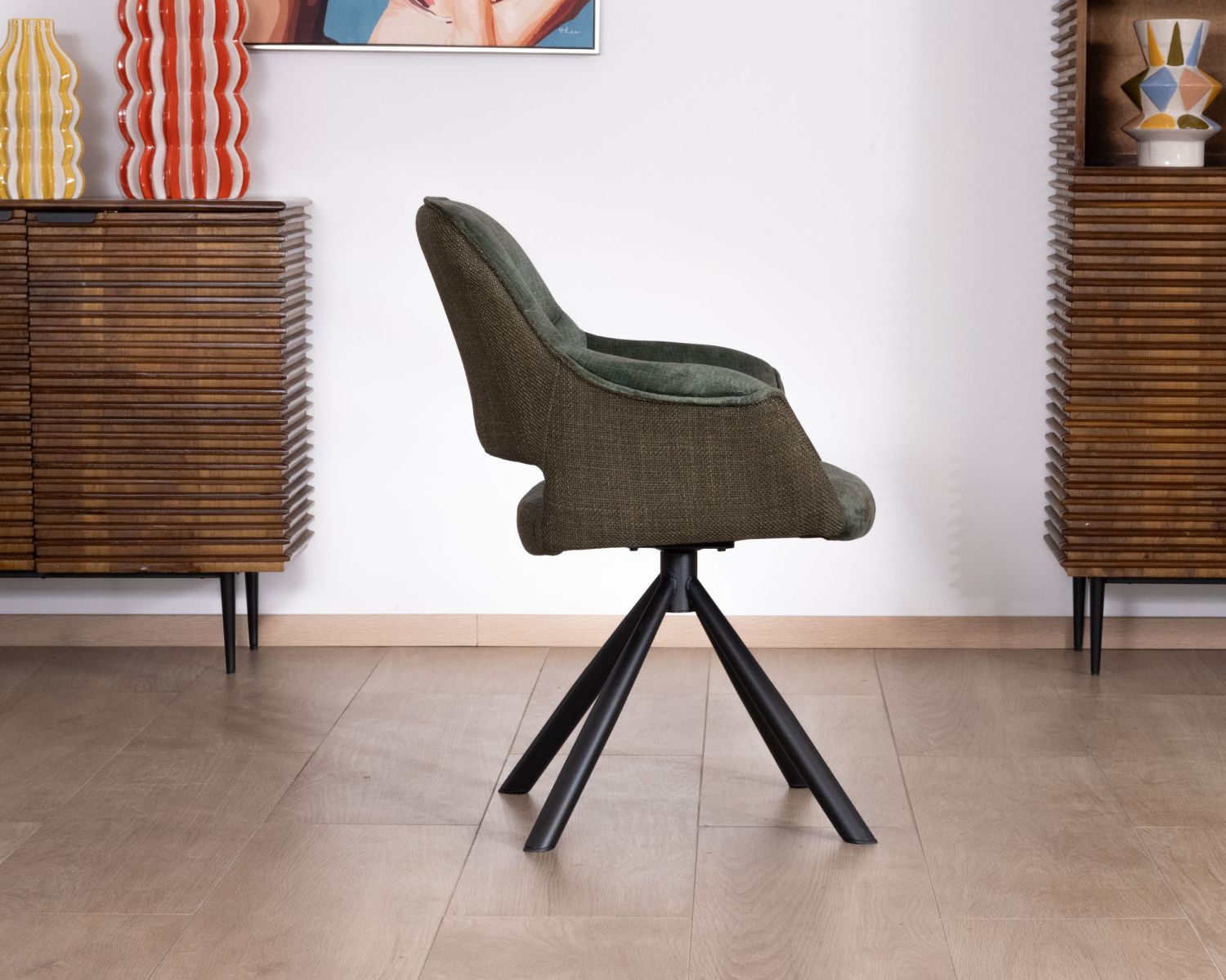 Set di 2 sedie da pranzo avvolgenti "Chilko" in tessuto bi-tessuto verde con base girevole in metallo nero 