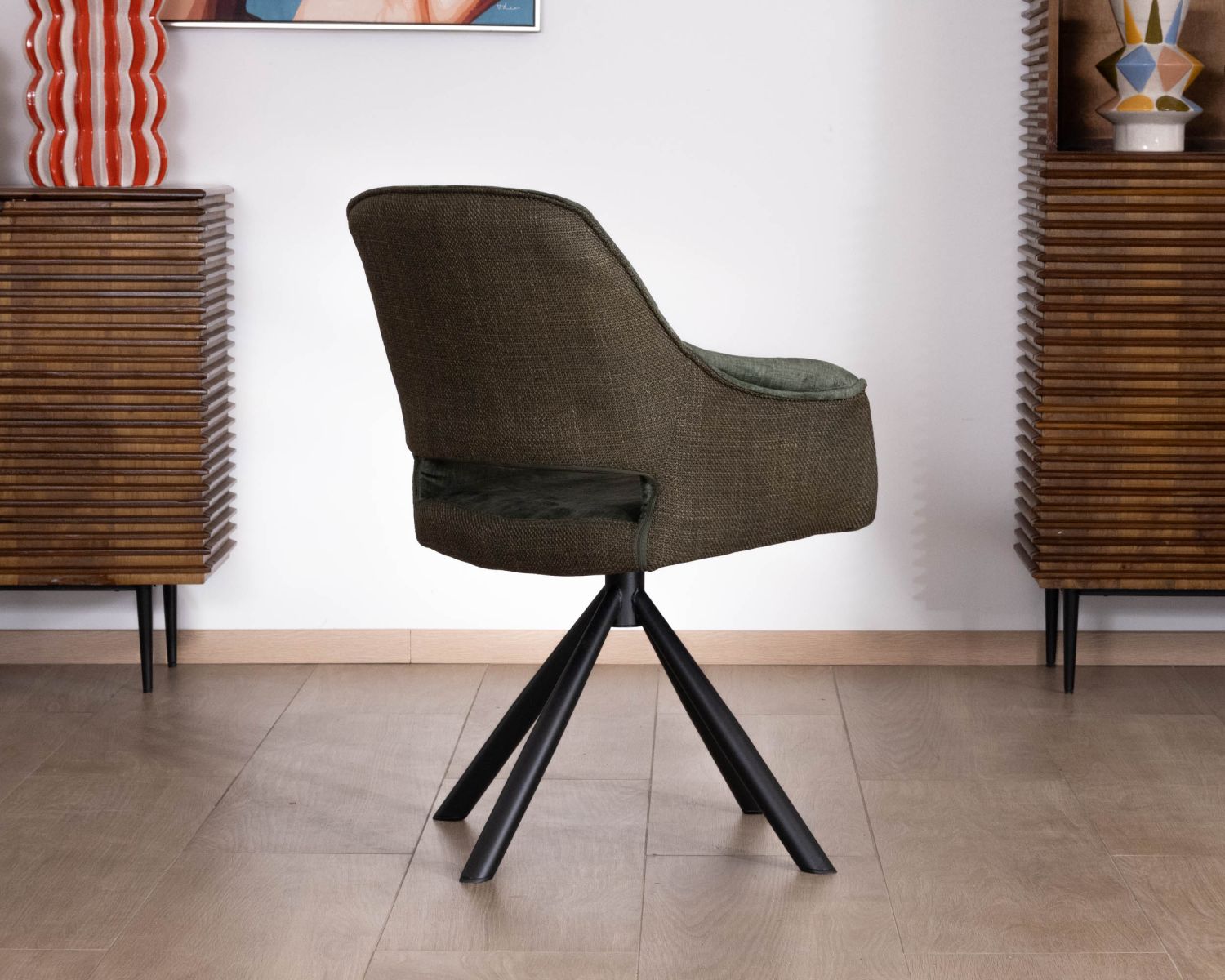 Set di 2 sedie da pranzo avvolgenti "Chilko" in tessuto bi-tessuto verde con base girevole in metallo nero 