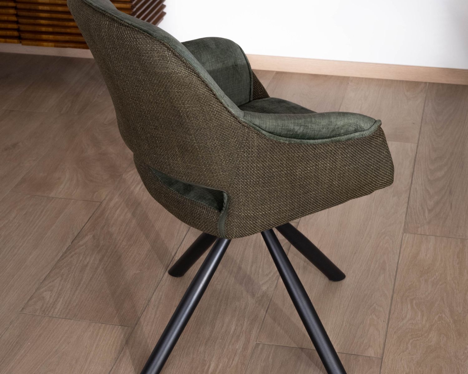 Set di 2 sedie da pranzo avvolgenti "Chilko" in tessuto bi-tessuto verde con base girevole in metallo nero 