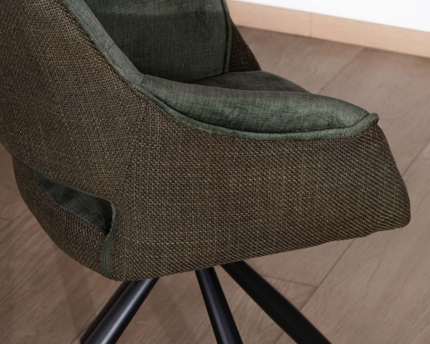 Set di 2 sedie da pranzo avvolgenti "Chilko" in tessuto bi-tessuto verde con base girevole in metallo nero 