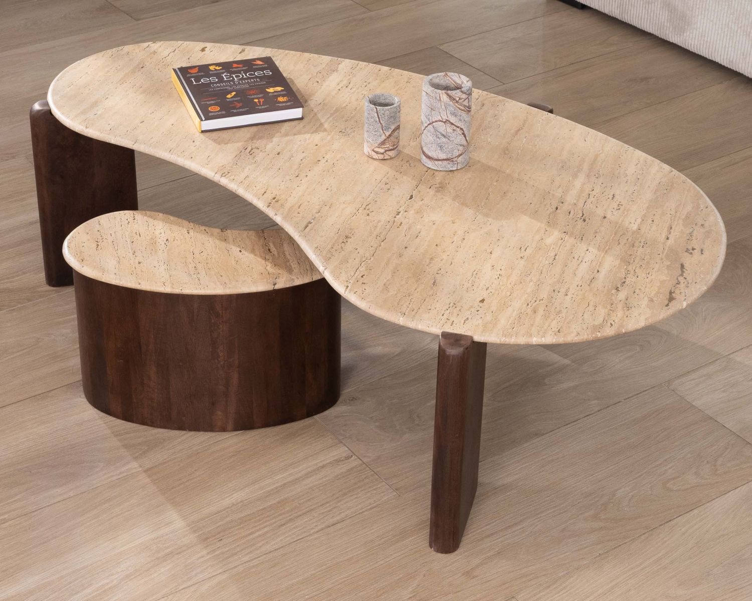 Tavolino di design "Archipelago" in travertino e legno di mango, forma naturale