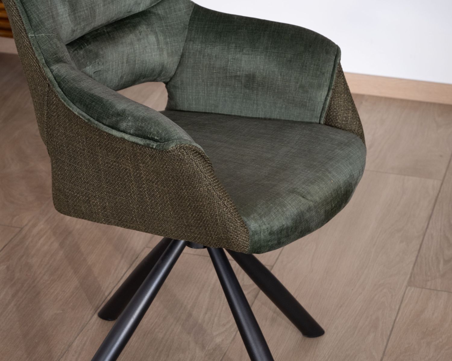 Set di 2 sedie da pranzo avvolgenti "Chilko" in tessuto bi-tessuto verde con base girevole in metallo nero 