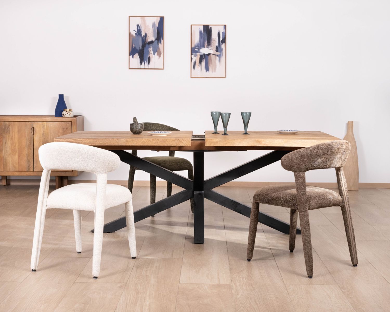 Tavolo da pranzo allungabile "Maestro" 190-250 cm in legno di mango con gambe a stella