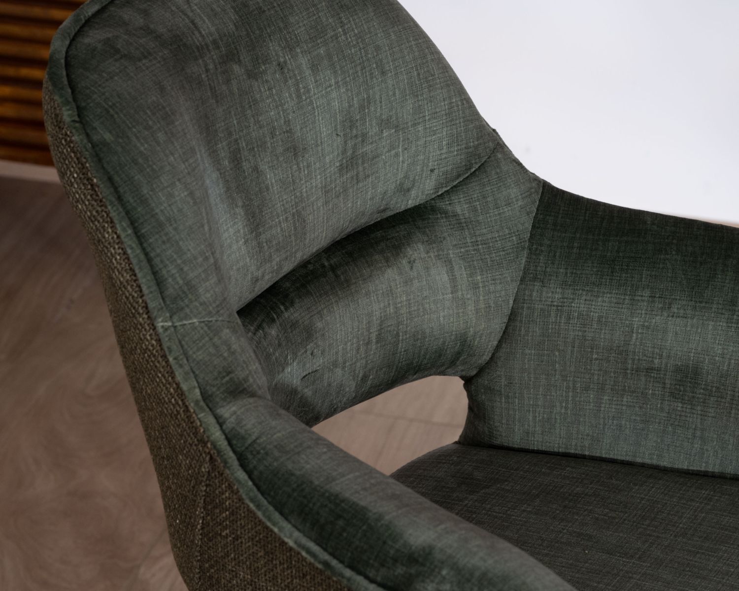 Set di 2 sedie da pranzo avvolgenti "Chilko" in tessuto bi-tessuto verde con base girevole in metallo nero 