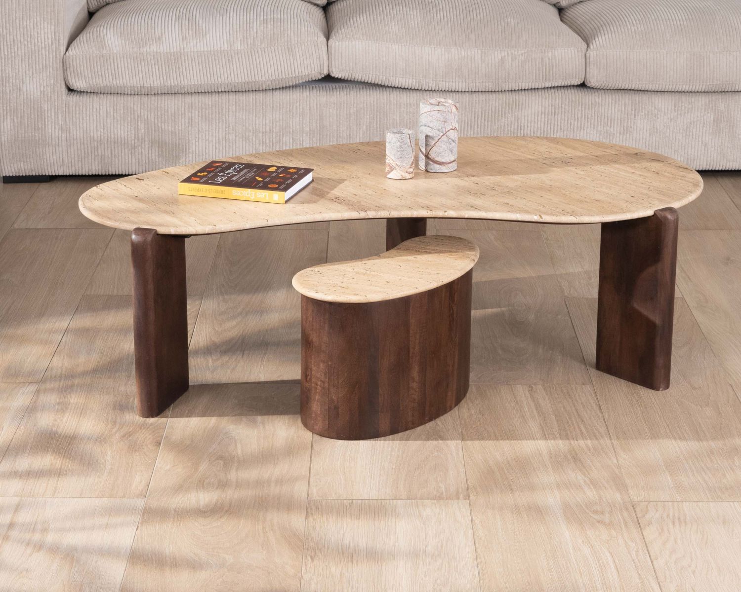 Tavolino di design "Archipelago" in travertino e legno di mango, forma naturale