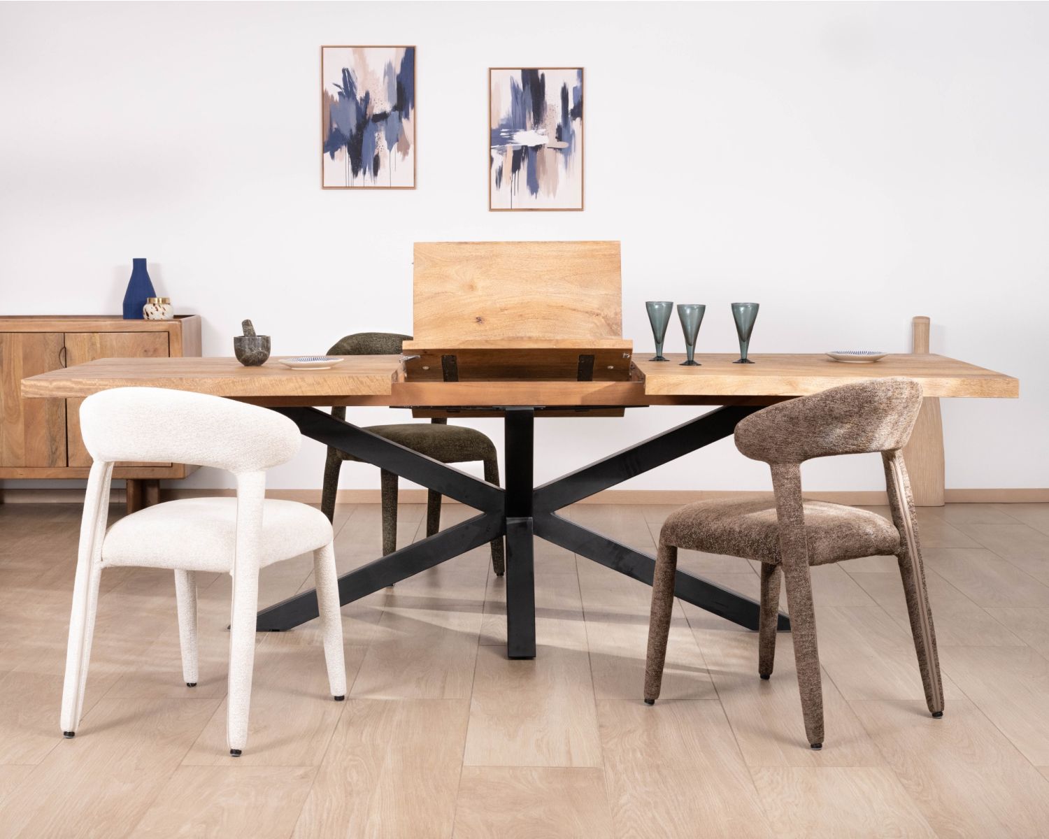 Tavolo da pranzo allungabile "Maestro" 190-250 cm in legno di mango con gambe a stella