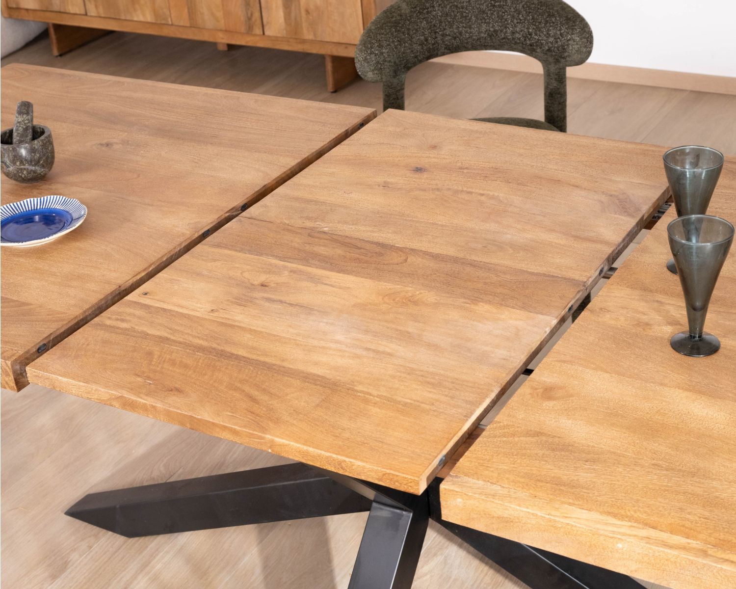Tavolo da pranzo allungabile "Maestro" 190-250 cm in legno di mango con gambe a stella