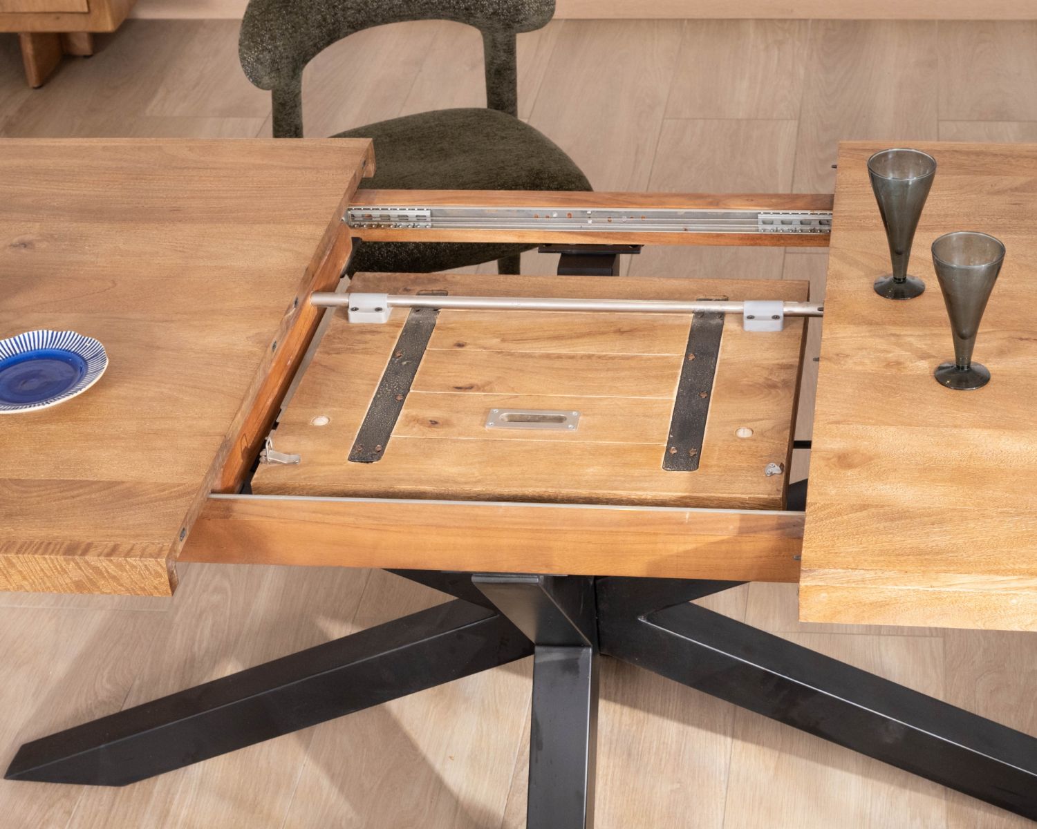 Tavolo da pranzo allungabile "Maestro" 190-250 cm in legno di mango con gambe a stella