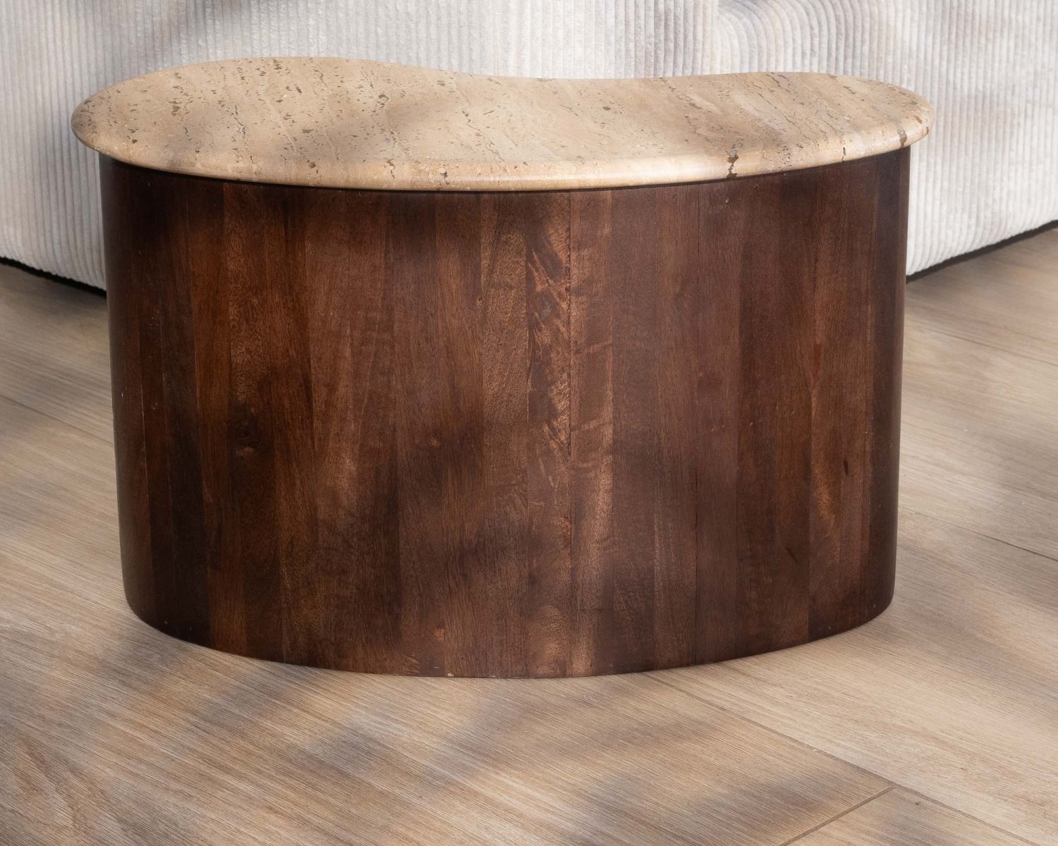 Tavolino di design "Archipelago" in travertino e legno di mango, forma naturale