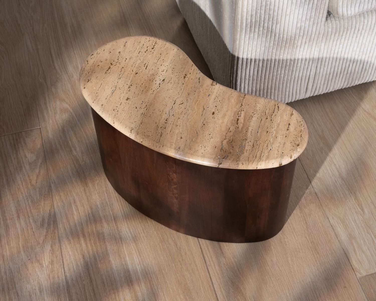 Tavolino di design "Archipelago" in travertino e legno di mango, forma naturale