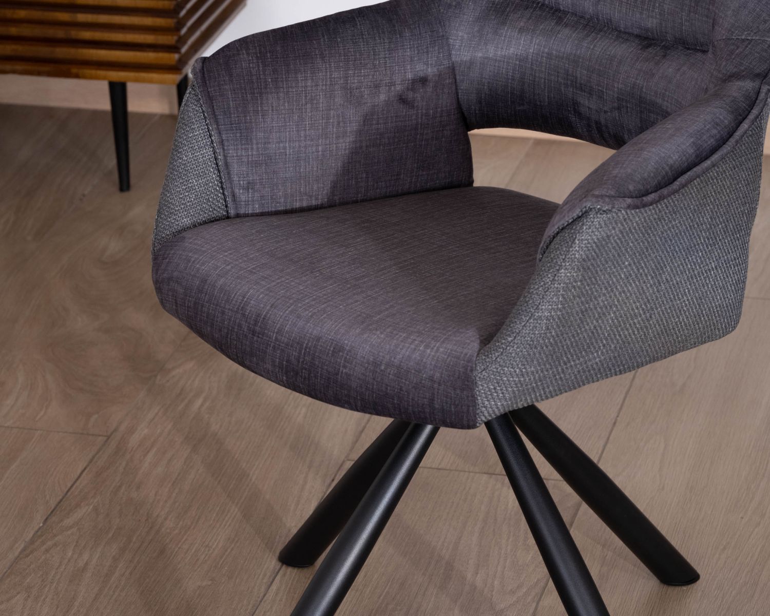 Set di 2 sedie da pranzo girevoli contemporanee "Chilko" su base metallica nera in tessuto grigio bi-tessuto