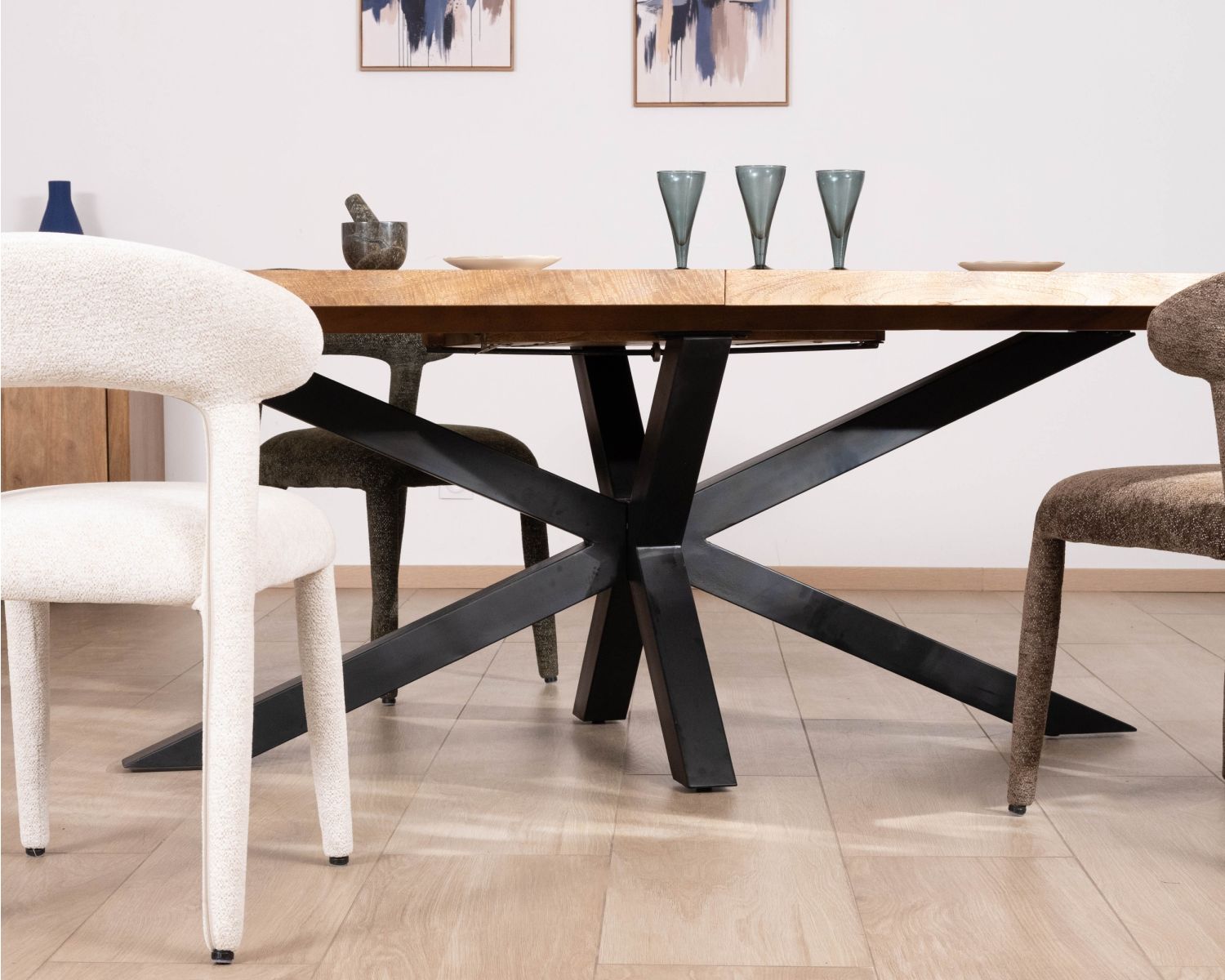 Tavolo da pranzo allungabile "Maestro" 190-250 cm in legno di mango con gambe a stella