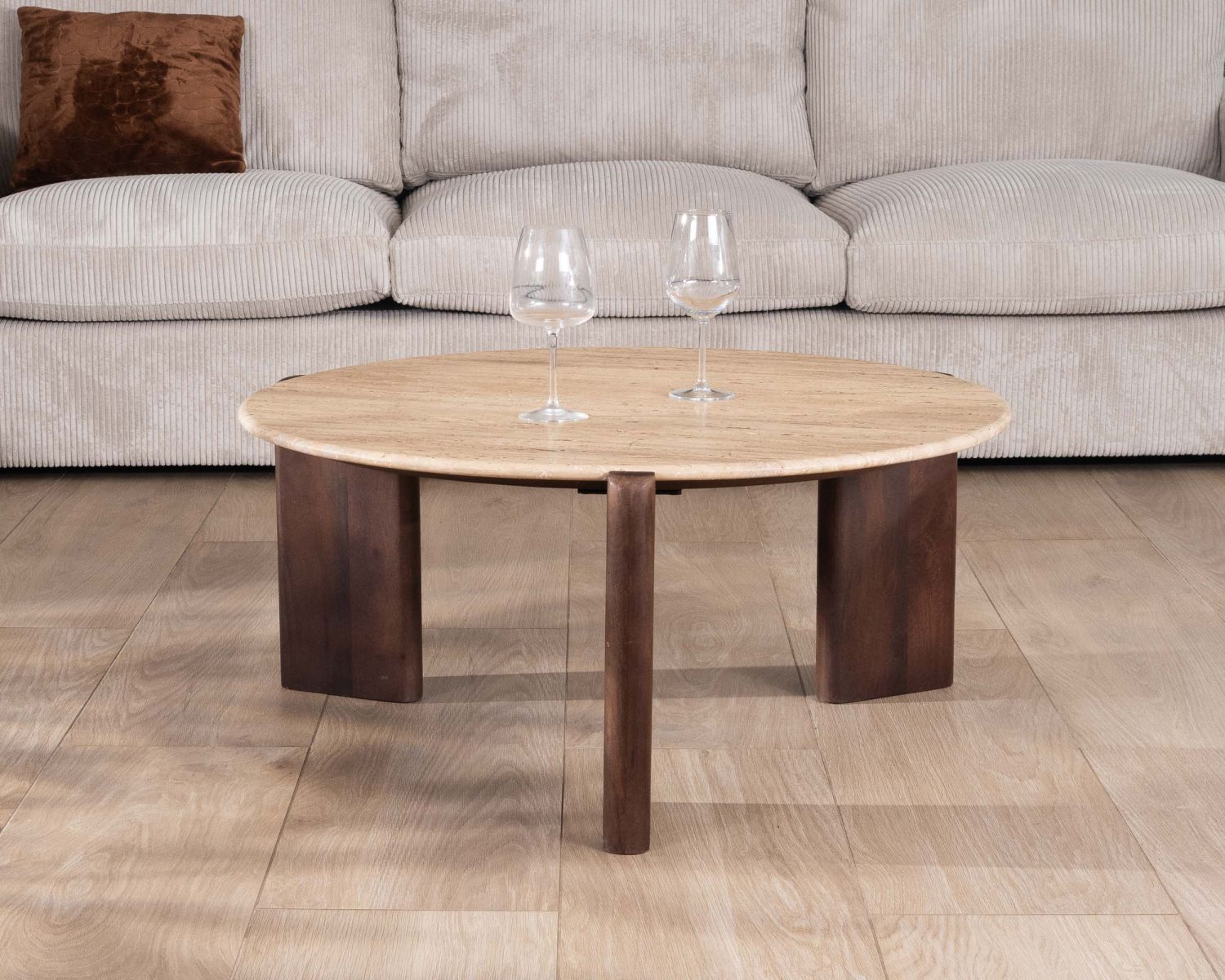 Tavolo da salotto rotondo "Archipelago" in travertino e legno di mango, 90 cm