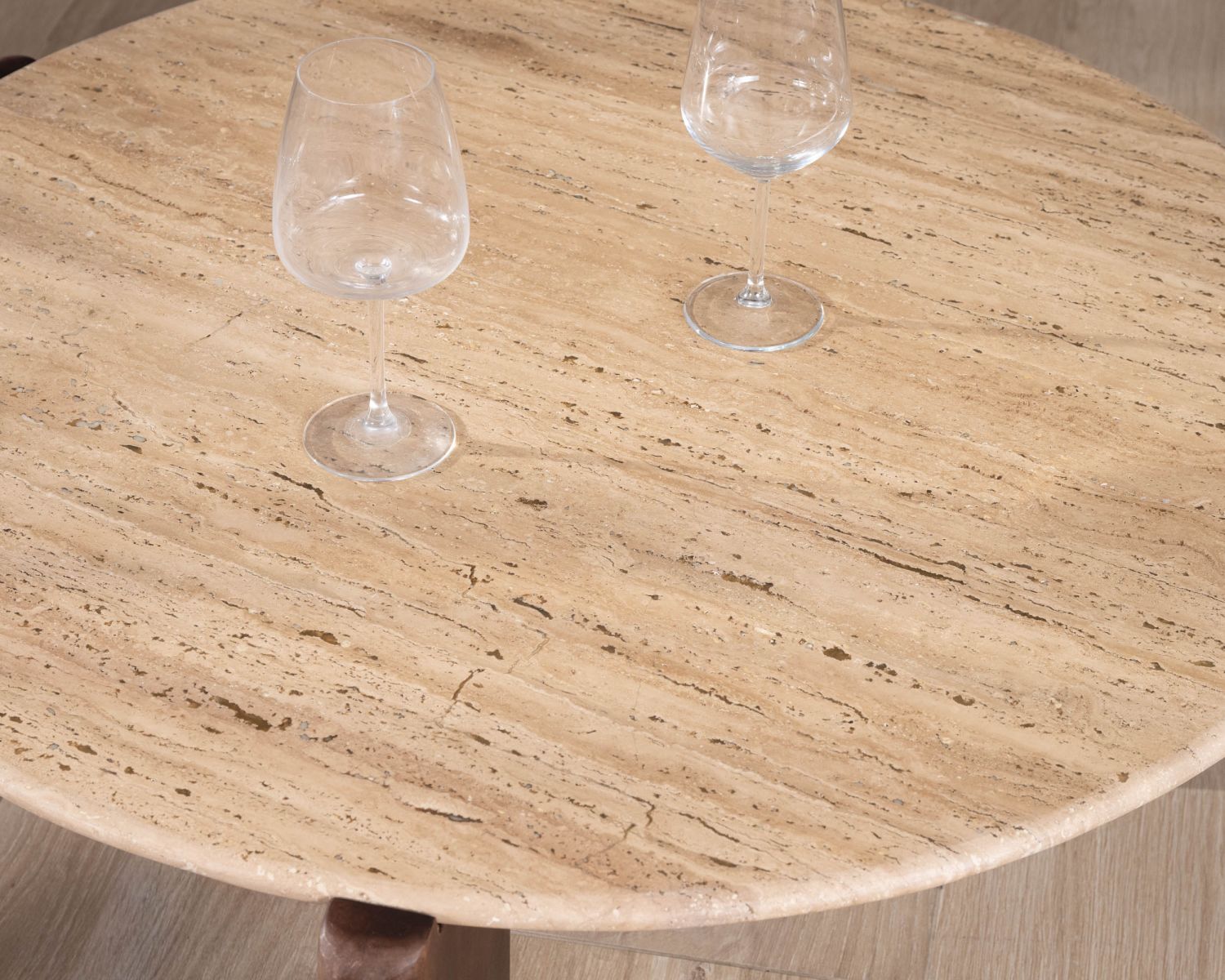 Tavolo da salotto rotondo "Archipelago" in travertino e legno di mango, 90 cm