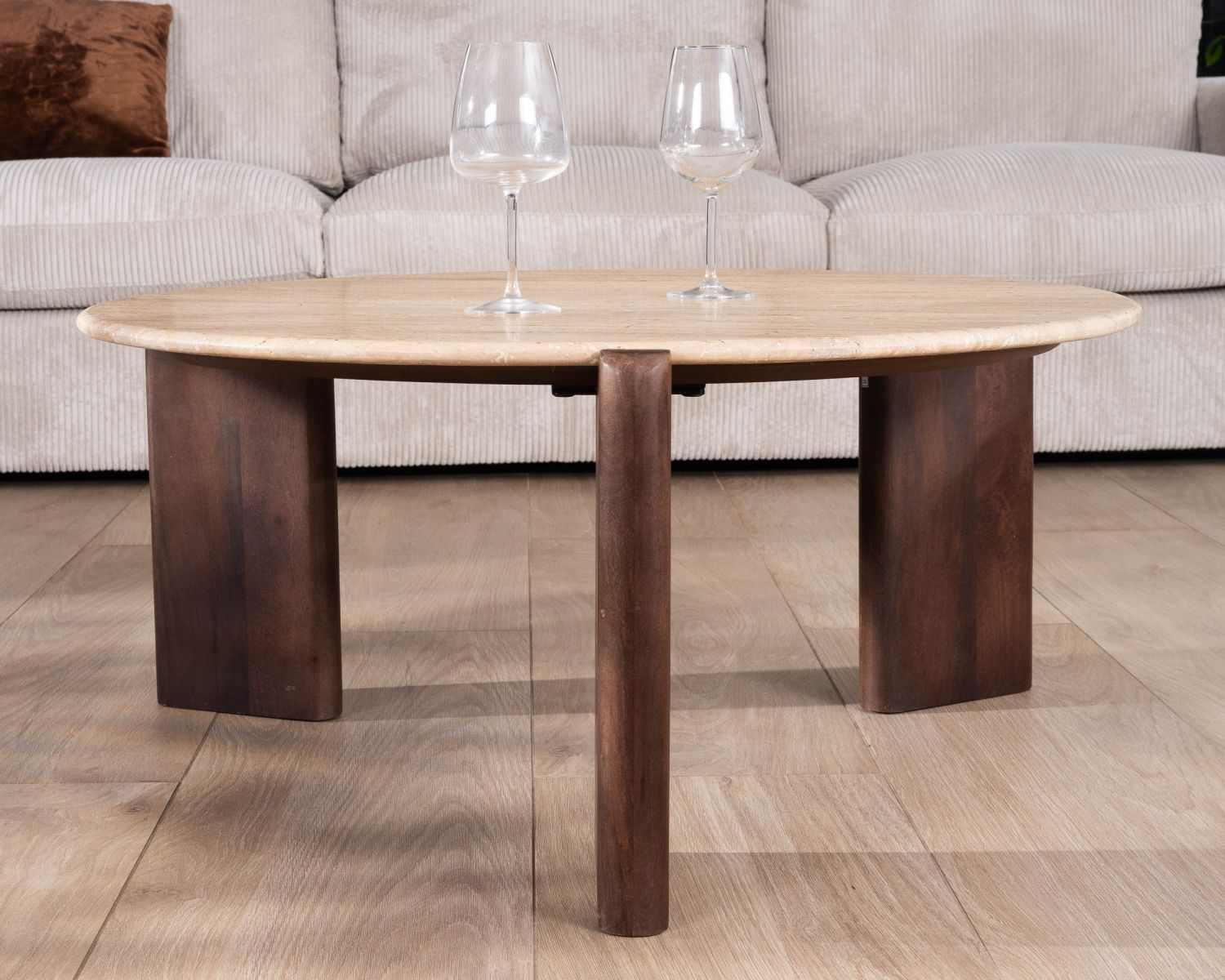 Tavolo da salotto rotondo "Archipelago" in travertino e legno di mango, 90 cm