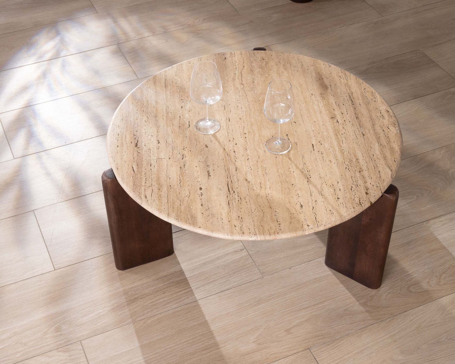 Tavolo da salotto rotondo "Archipelago" in travertino e legno di mango, 90 cm