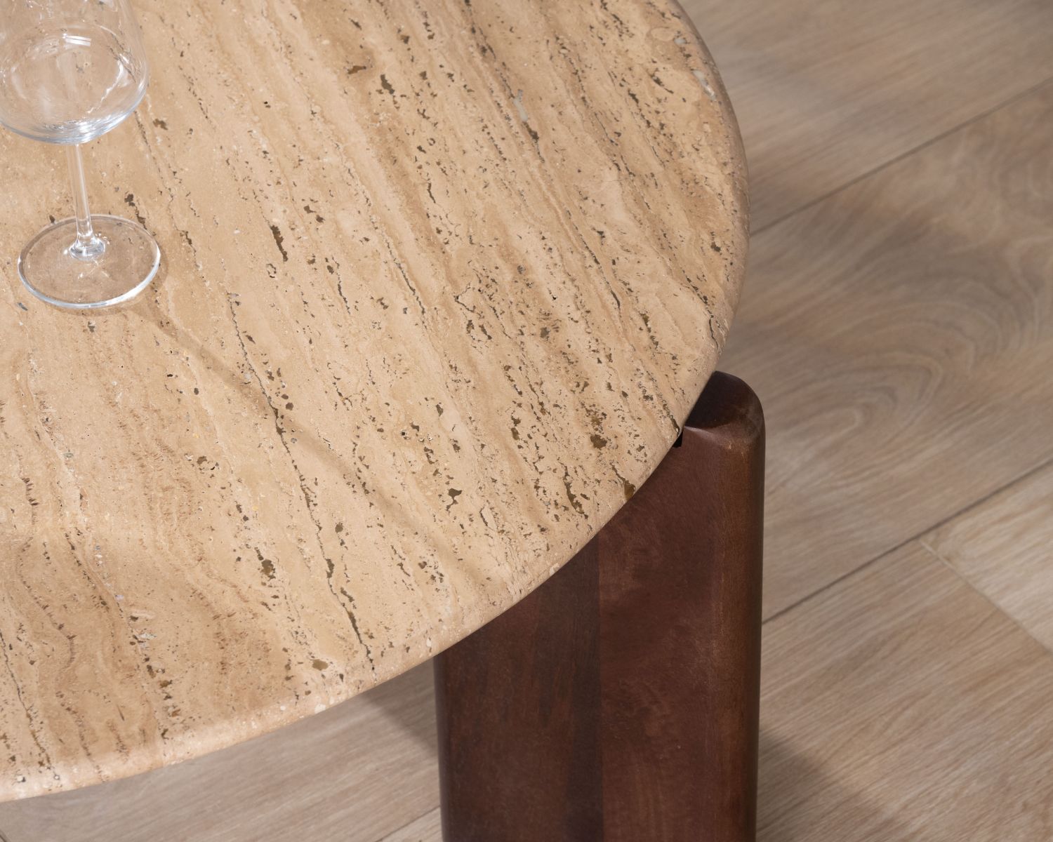 Tavolo da salotto rotondo "Archipelago" in travertino e legno di mango, 90 cm