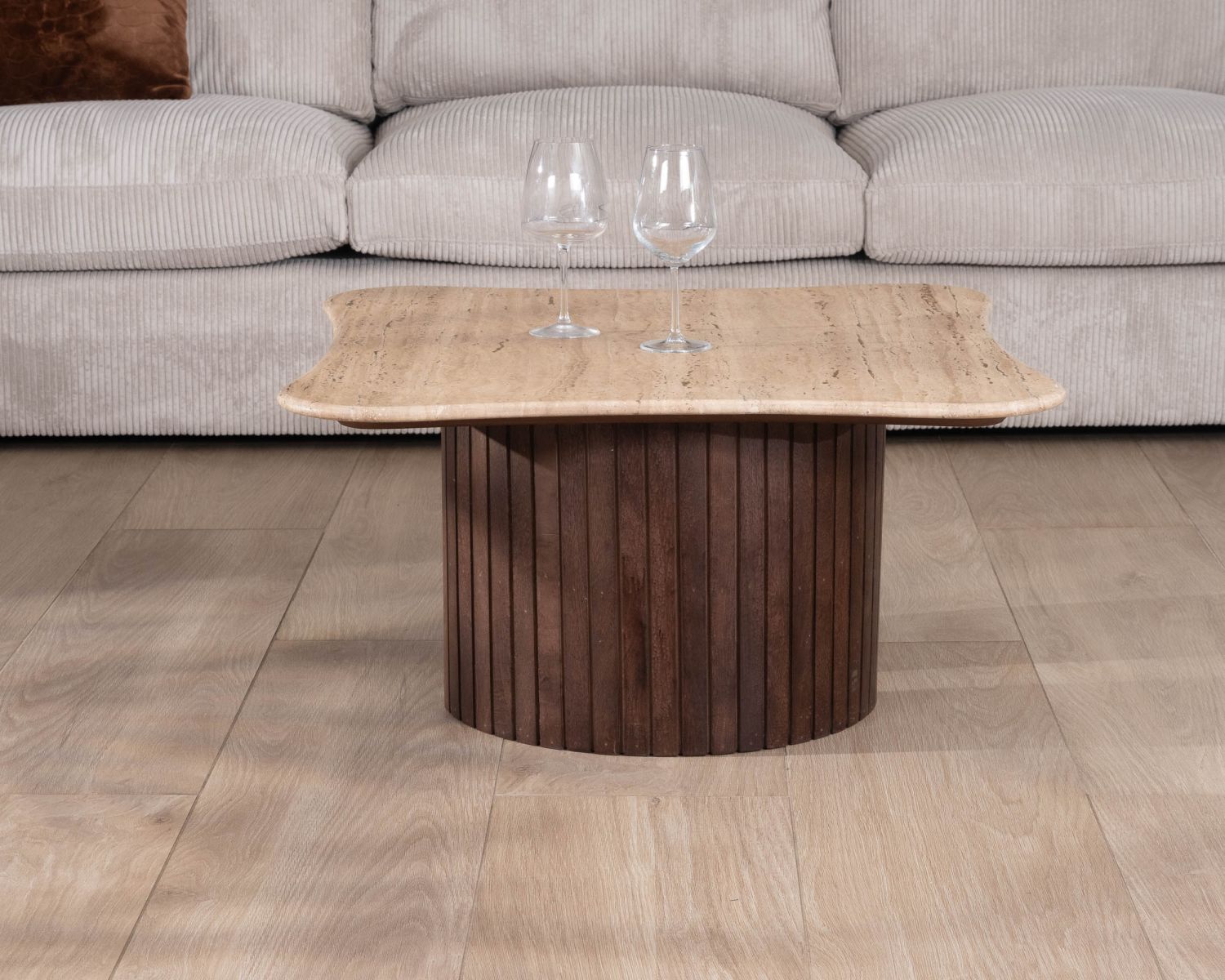 Tavolino di design "Archipelago" in travertino e mango con gambe a semisfera