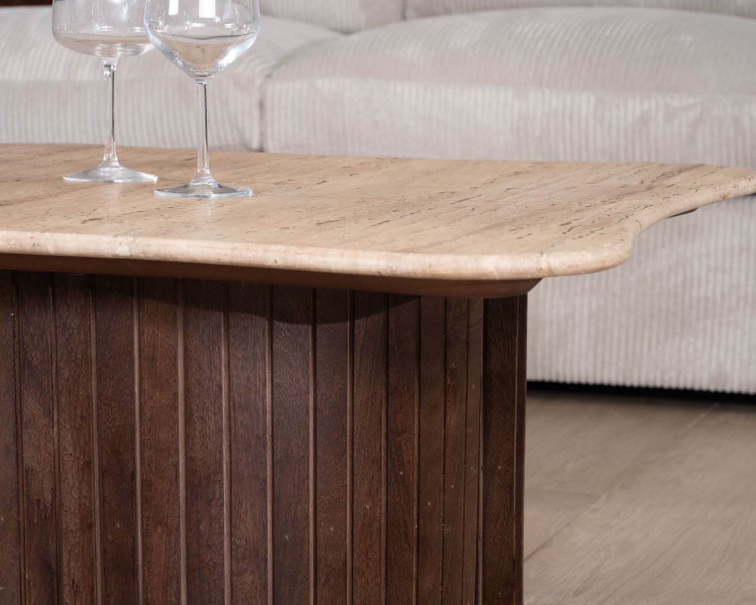 Tavolino di design "Archipelago" in travertino e mango con gambe a semisfera