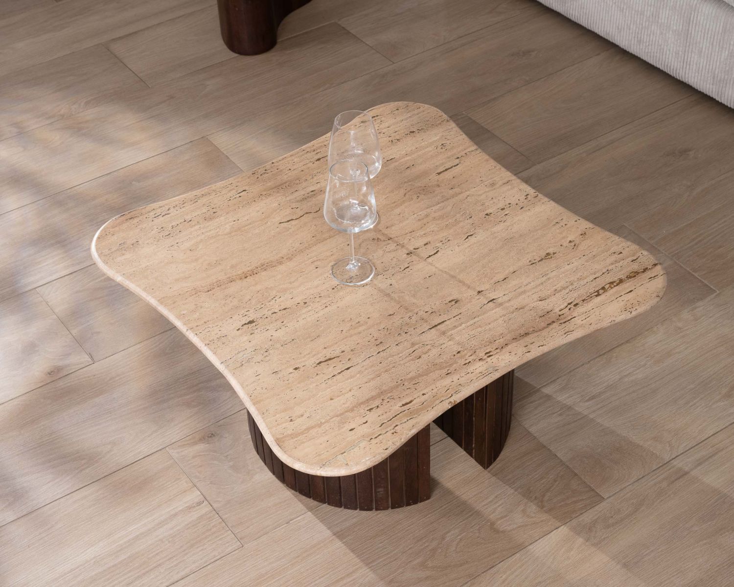 Tavolino di design "Archipelago" in travertino e mango con gambe a semisfera