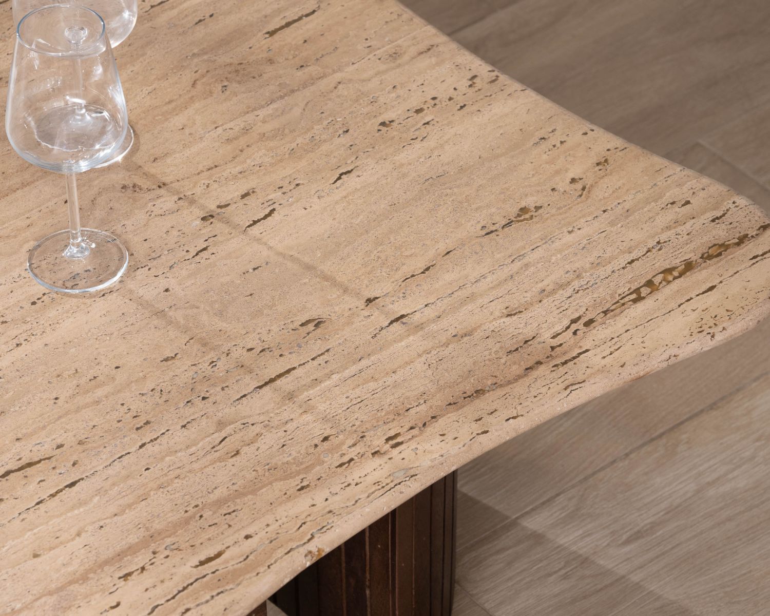 Tavolino di design "Archipelago" in travertino e mango con gambe a semisfera