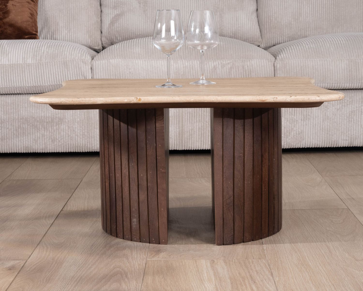 Tavolino di design "Archipelago" in travertino e mango con gambe a semisfera