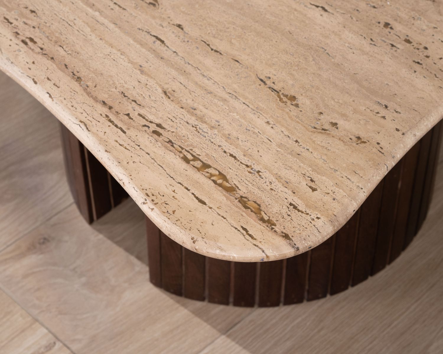 Tavolino di design "Archipelago" in travertino e mango con gambe a semisfera