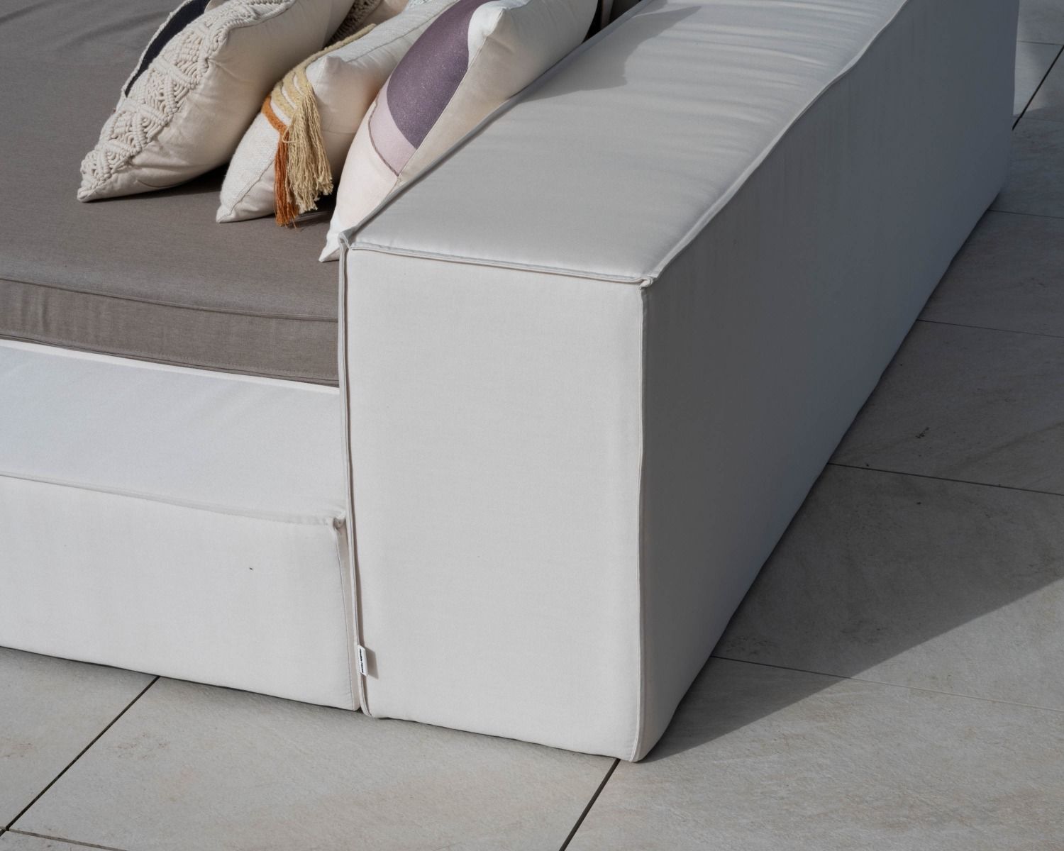 Lettino da giardino matrimoniale in tessuto Sunbrella grigio e bianco con ombrellone "Saint Tropez