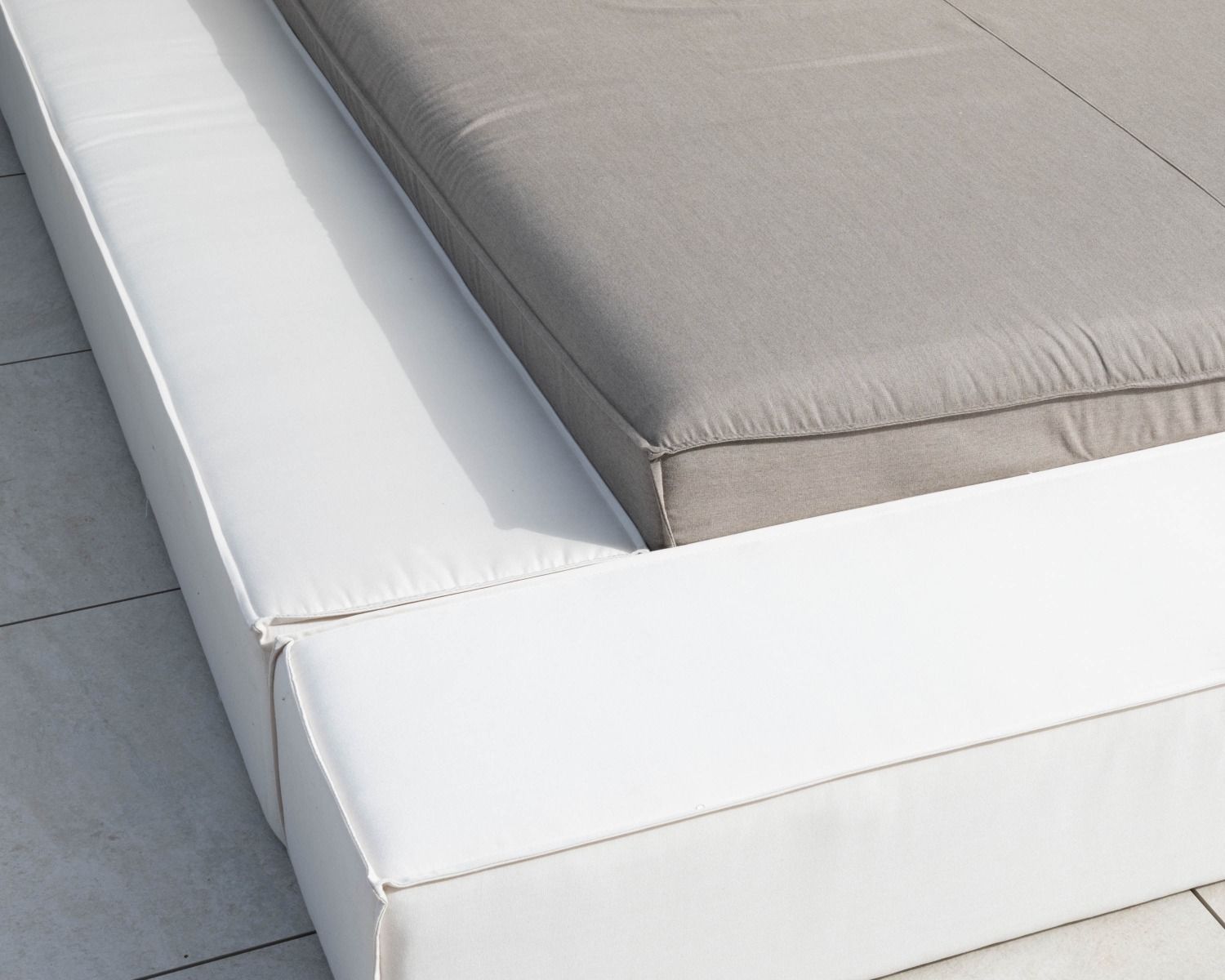 Lettino da giardino matrimoniale in tessuto Sunbrella grigio e bianco con ombrellone "Saint Tropez