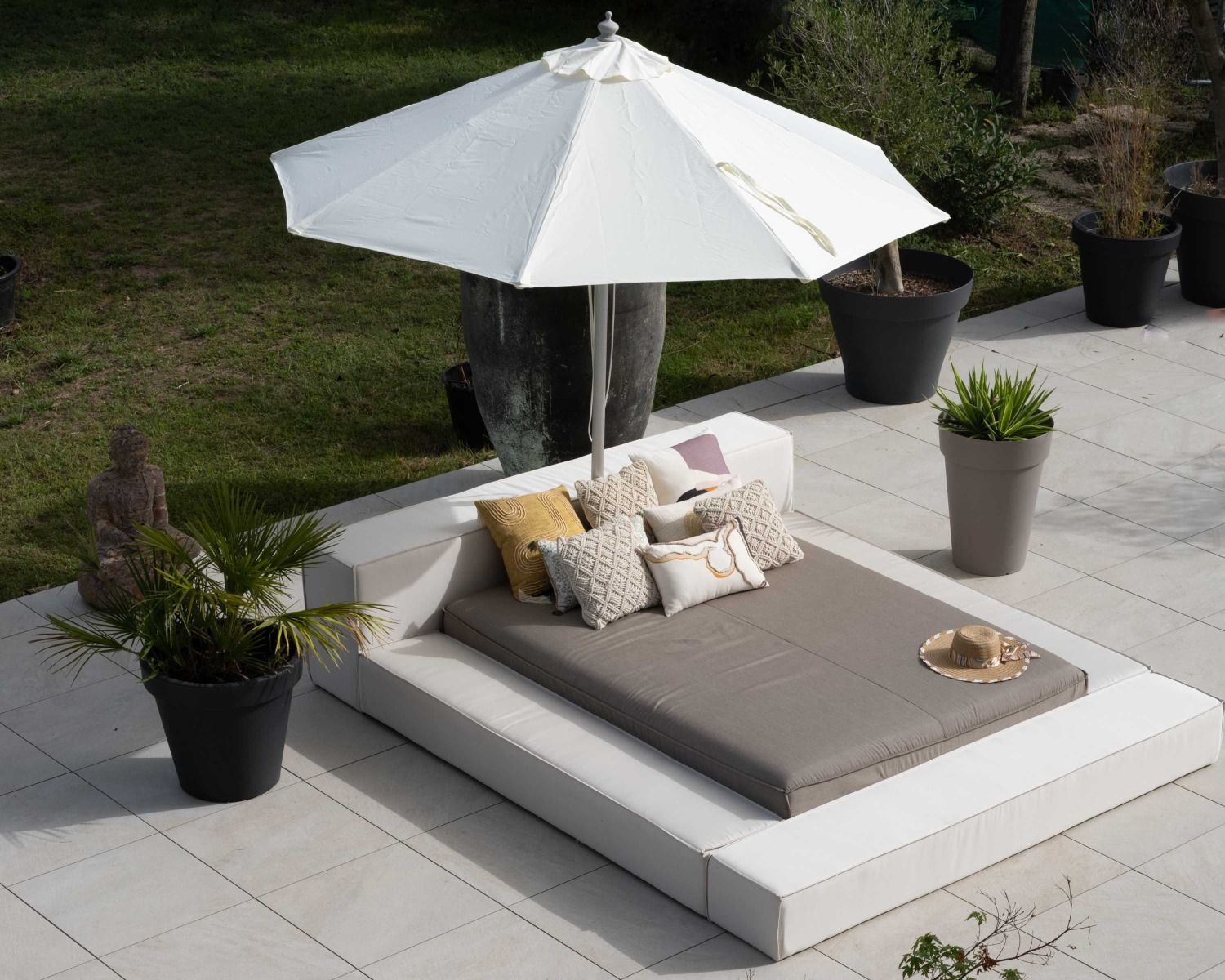 Lettino da giardino matrimoniale in tessuto Sunbrella grigio e bianco con ombrellone "Saint Tropez