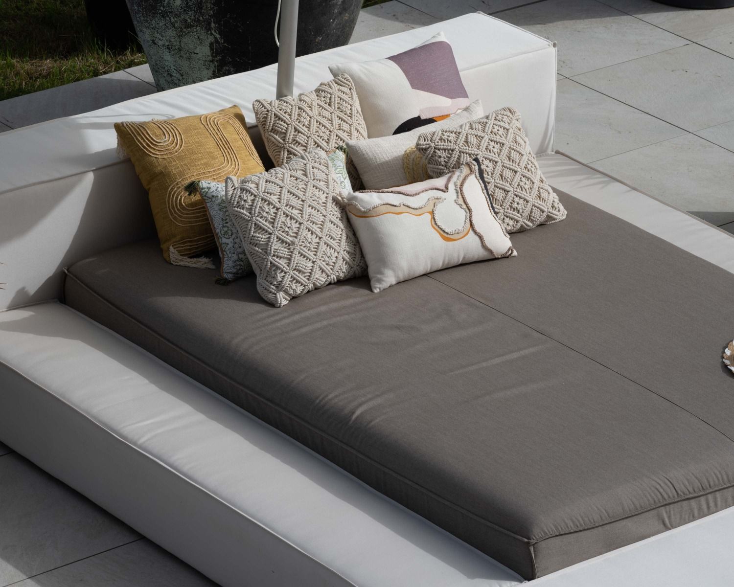 Lettino da giardino matrimoniale in tessuto Sunbrella grigio e bianco con ombrellone "Saint Tropez