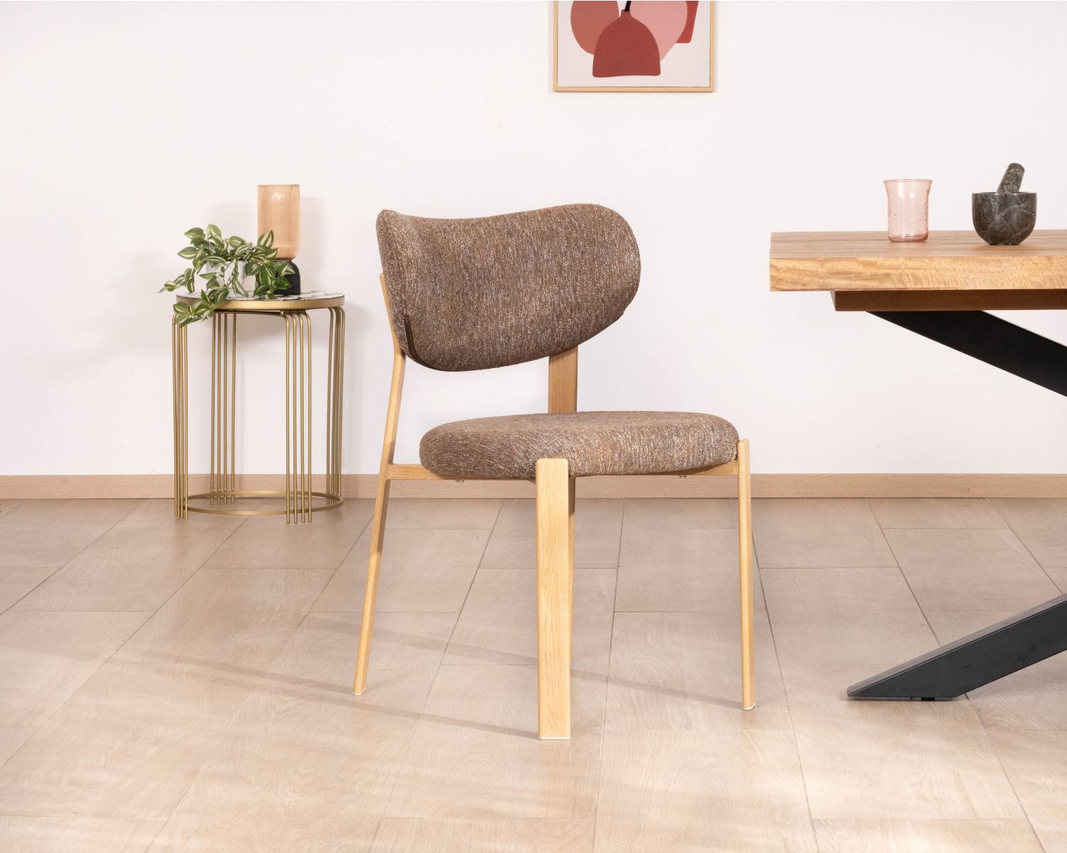 Set di 2 sedie da pranzo impilabili dal design caldo "Staccato" con tessuto intrecciato marrone e gambe in legno di quercia