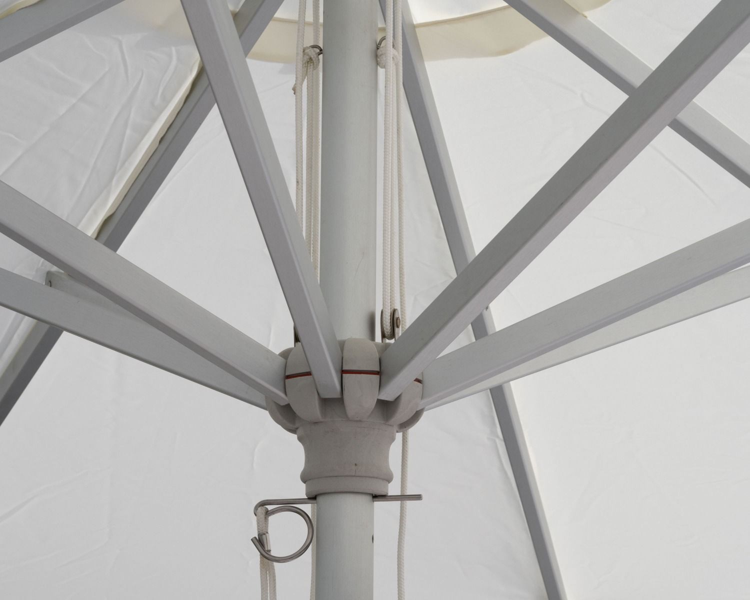 Lettino da giardino matrimoniale in tessuto Sunbrella grigio e bianco con ombrellone "Saint Tropez