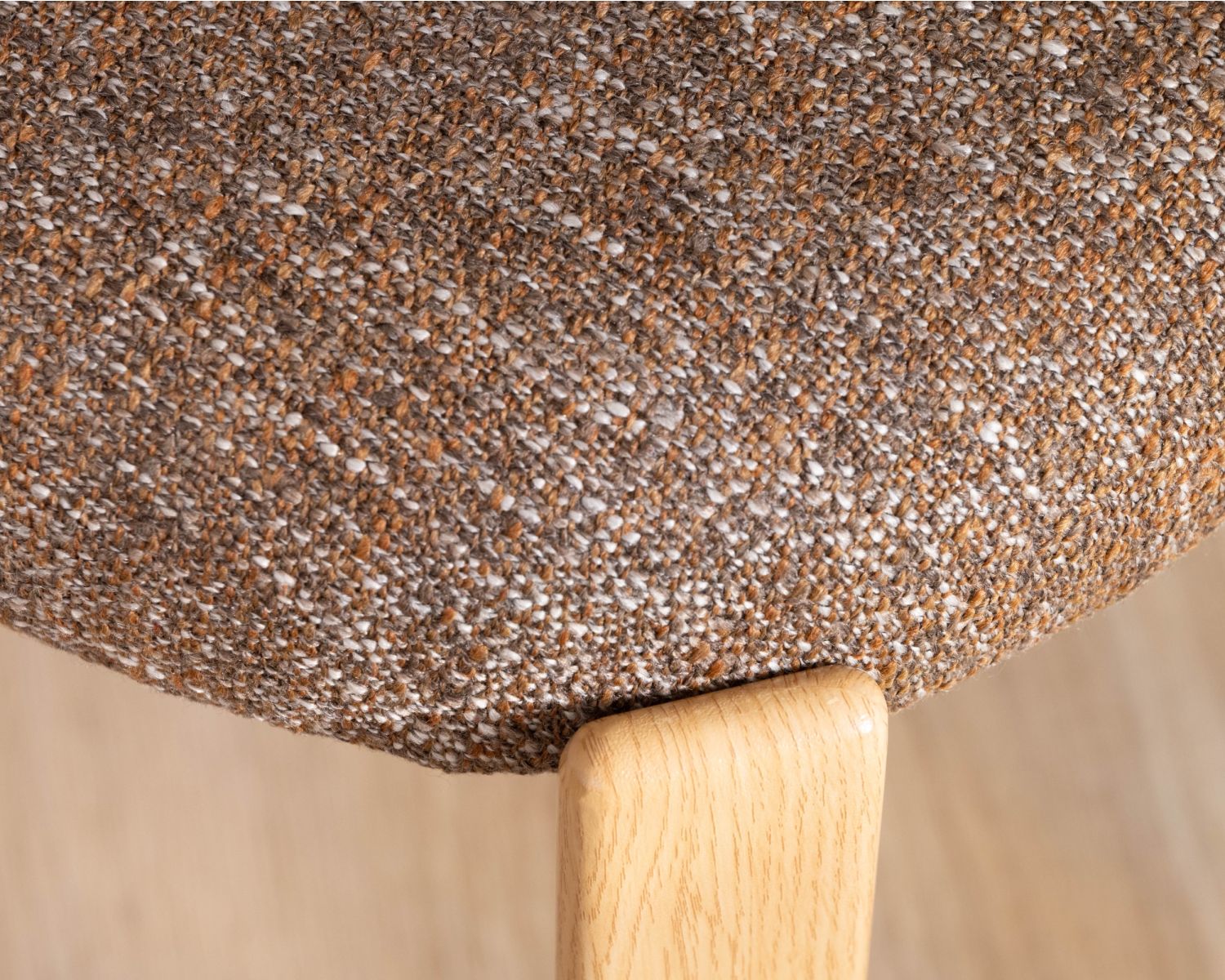 Set di 2 sedie da pranzo impilabili dal design caldo "Staccato" con tessuto intrecciato marrone e gambe in legno di quercia