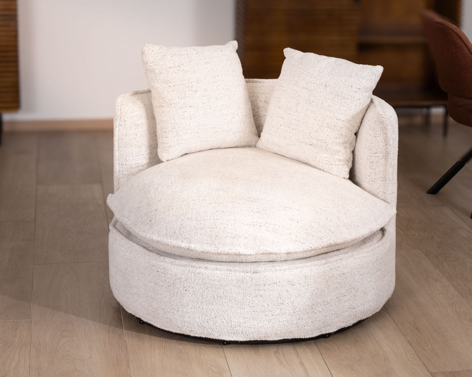 Poltrona girevole rotonda a 360° "CosyPop" in tessuto bouclette bianco screziato