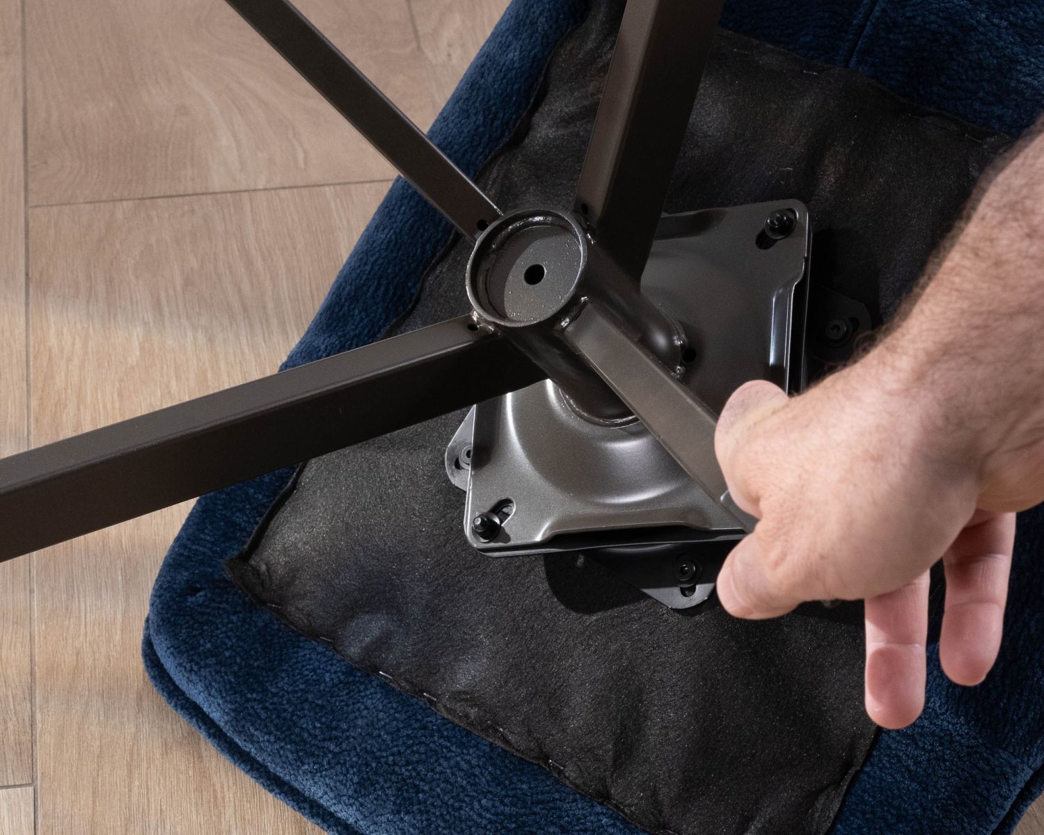 Set di 2 sedie in stile retrò "Biorg" in tessuto verde su base girevole in metallo