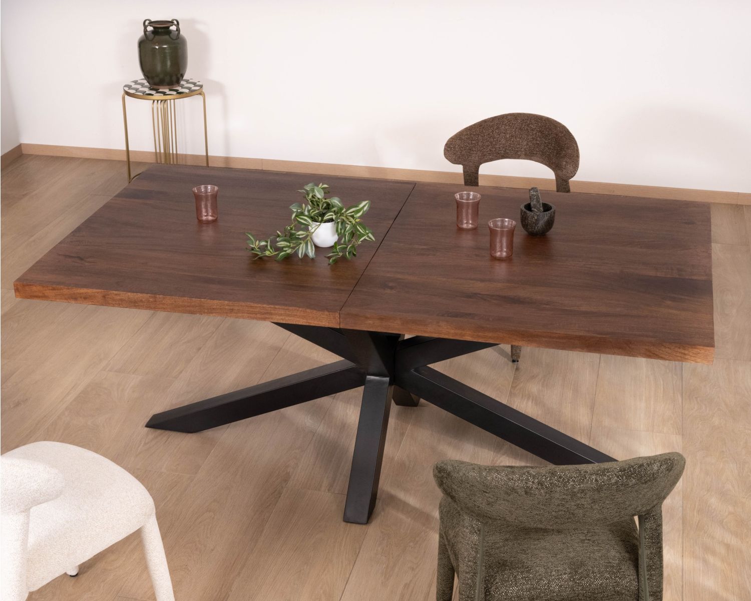 Tavolo da pranzo allungabile da 190-250 cm in mango scuro con gambe a stella Sheffield