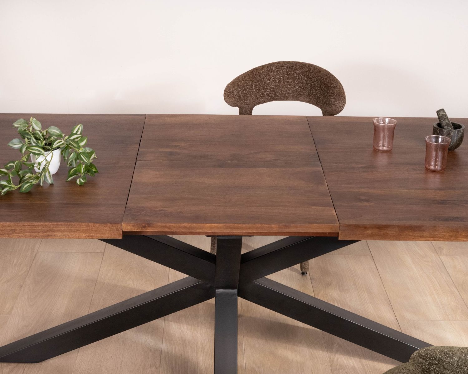 Tavolo da pranzo allungabile da 190-250 cm in mango scuro con gambe a stella Sheffield
