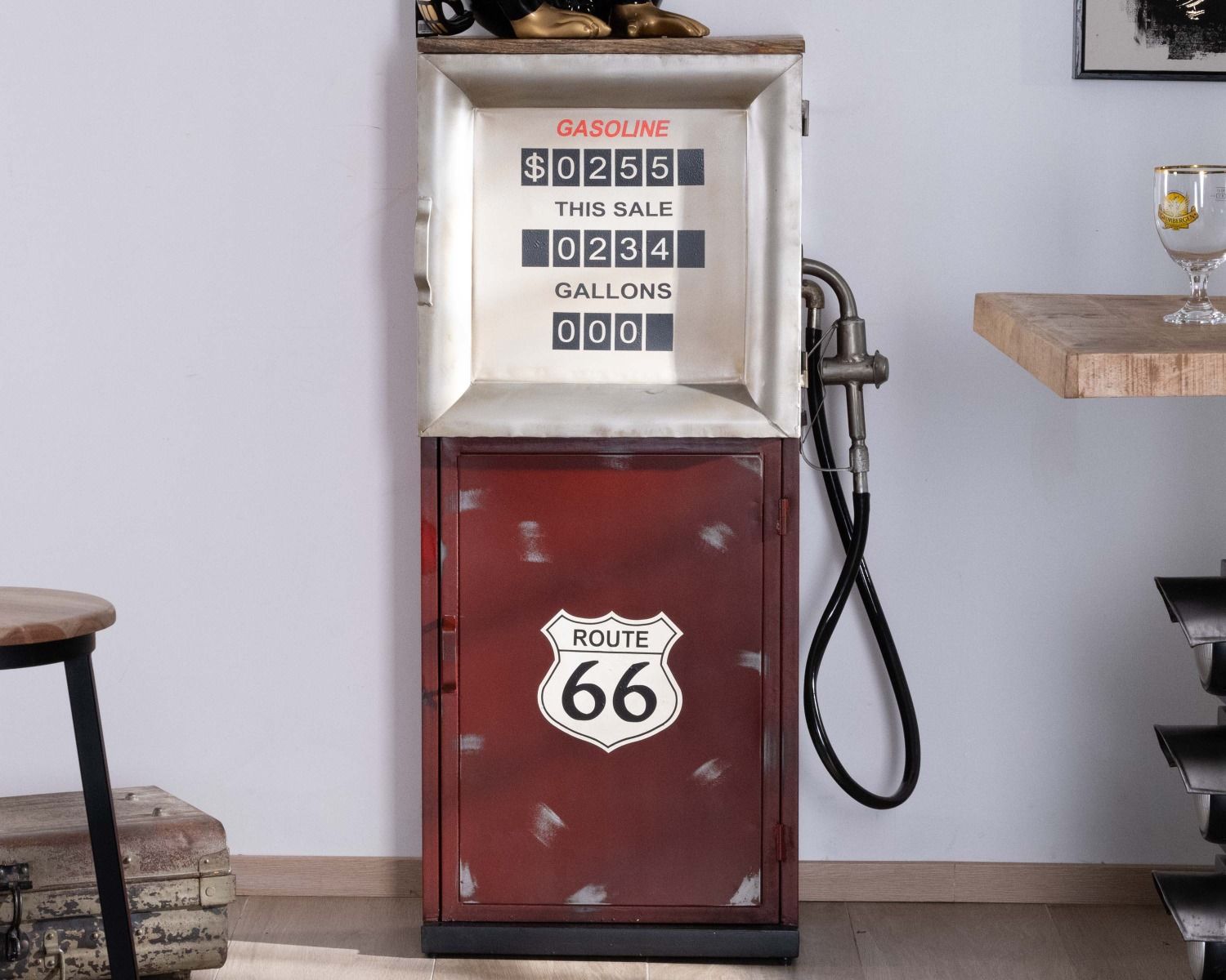 Arredo bar "pazzo" nello spirito della pompa di benzina in metallo di recupero della Route 66